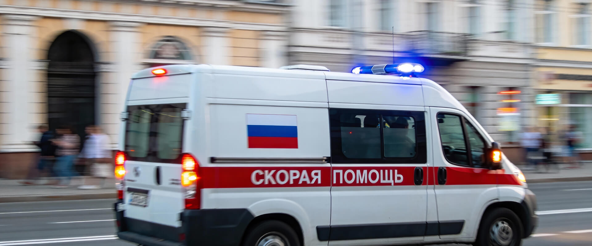 Врач в машине скорой помощи